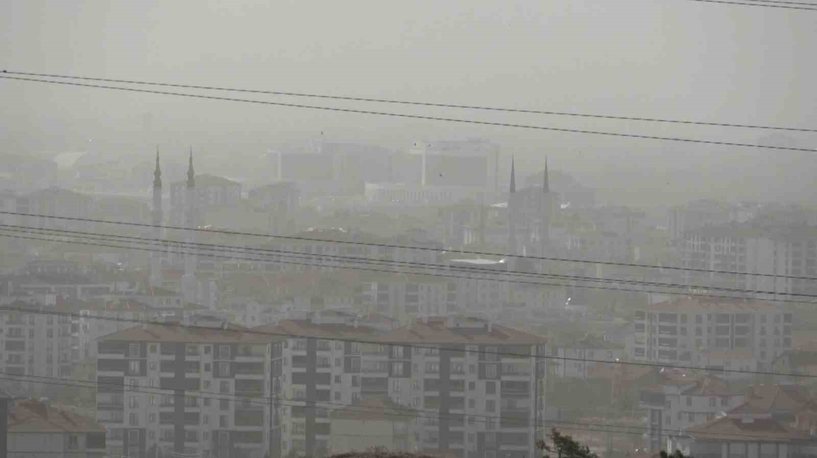 Aksaray’da şiddetli fırtına ağaçları söktü, tabelaları devirdi, çatıları uçurdu
