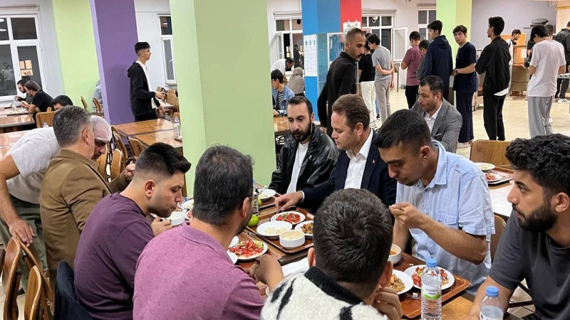 Öğrencilerle akşam yemeği buluşması