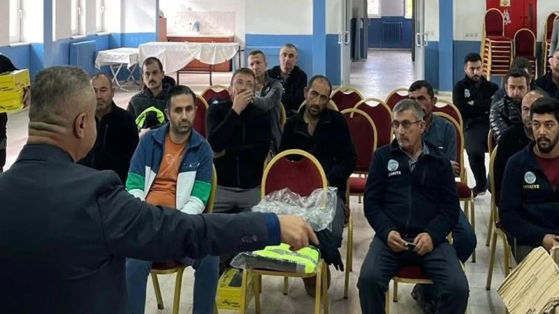 Sulakyurt işçilerine kışlık kıyafet desteği