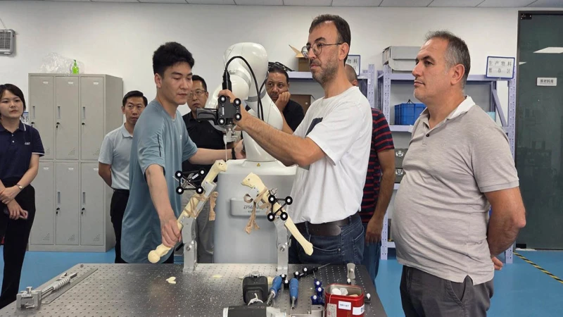 Serbest ve Tiftikçi, Çin’de Robotik Diz Cerrahisi Toplantısında