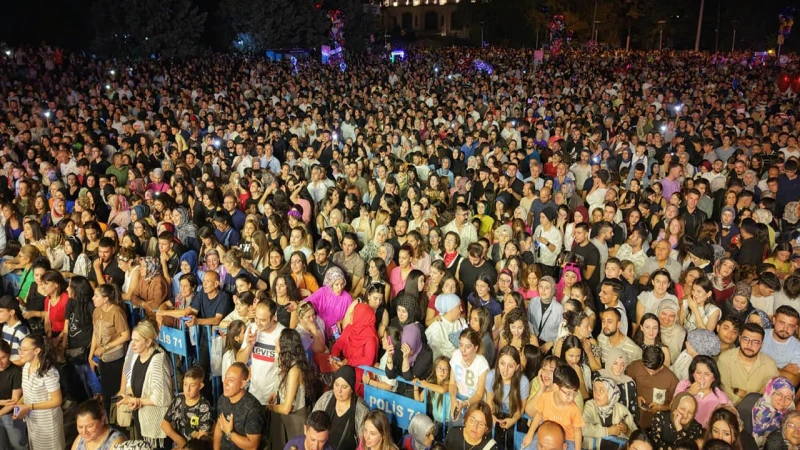 Kırıkkale’de rengarenk konserle bayram coşkusu