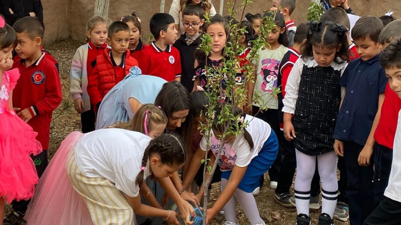 Öğrenciler doğa için fidan dikti