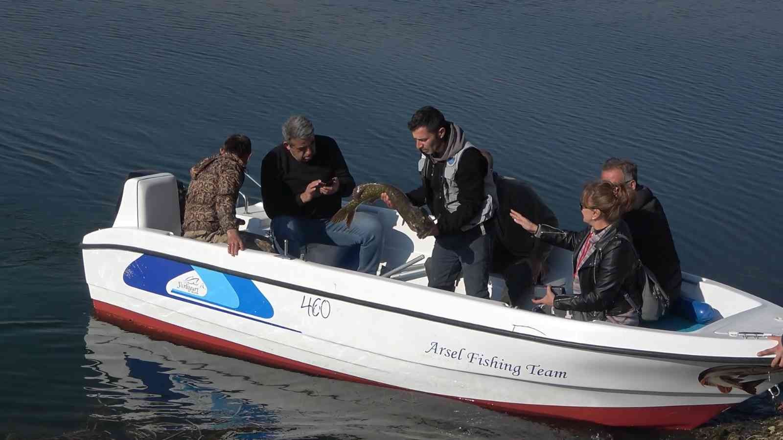 Yarım santimle rakibinin Türkiye rekorunu kırdı: En uzun turna balığını yakaladı