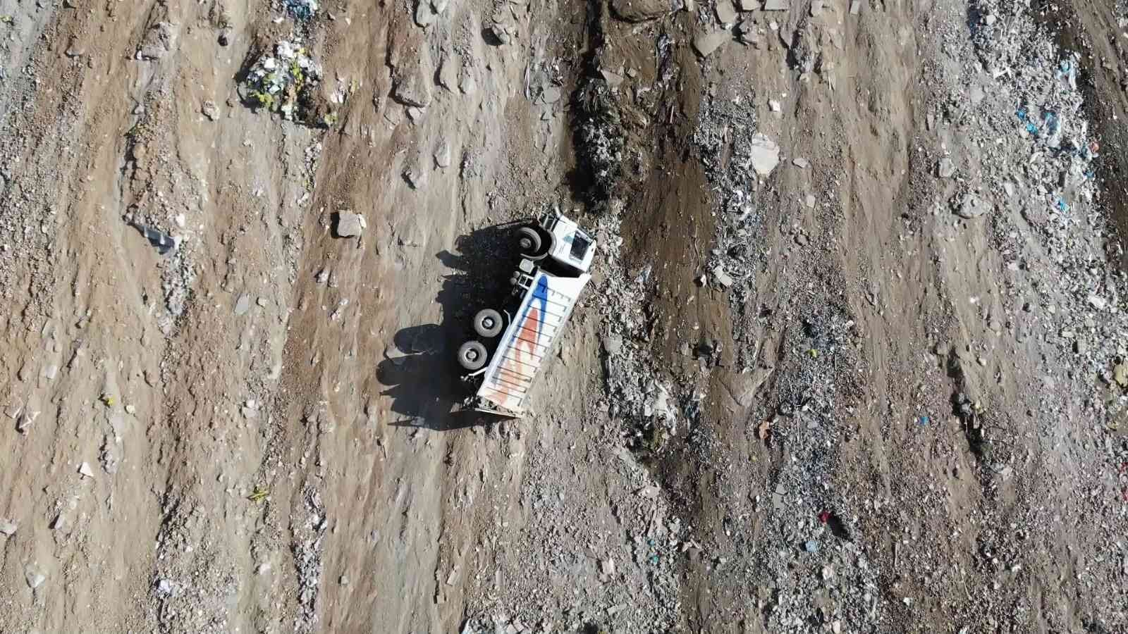 Molozları boşaltırken uçuruma yuvarlanan kamyonun sürücüsü ölümden döndü