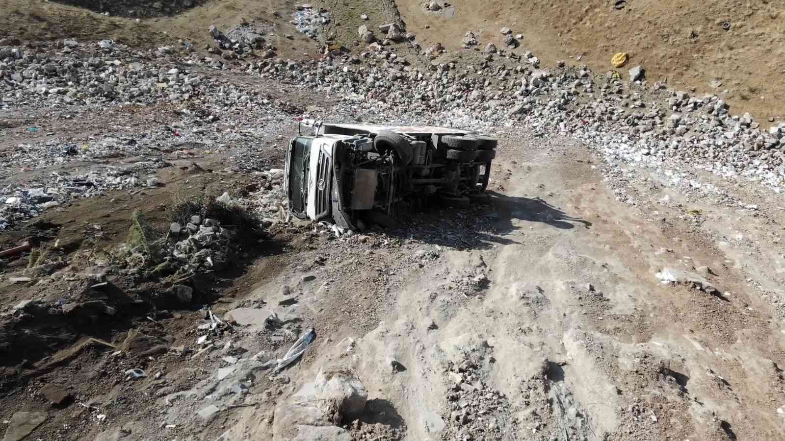 Molozları boşaltırken uçuruma yuvarlanan kamyonun sürücüsü ölümden döndü