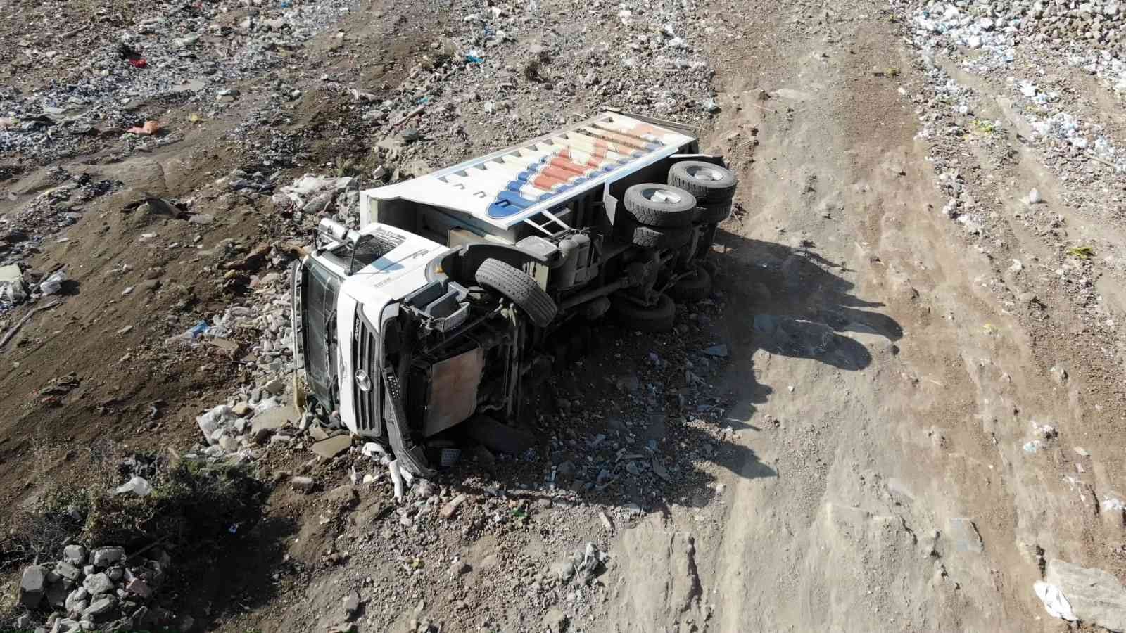 Molozları boşaltırken uçuruma yuvarlanan kamyonun sürücüsü ölümden döndü