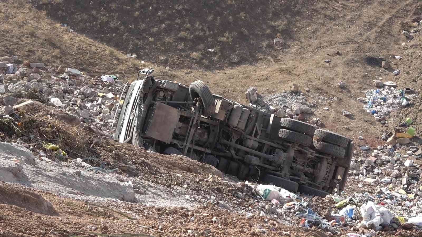 Molozları boşaltırken uçuruma yuvarlanan kamyonun sürücüsü ölümden döndü