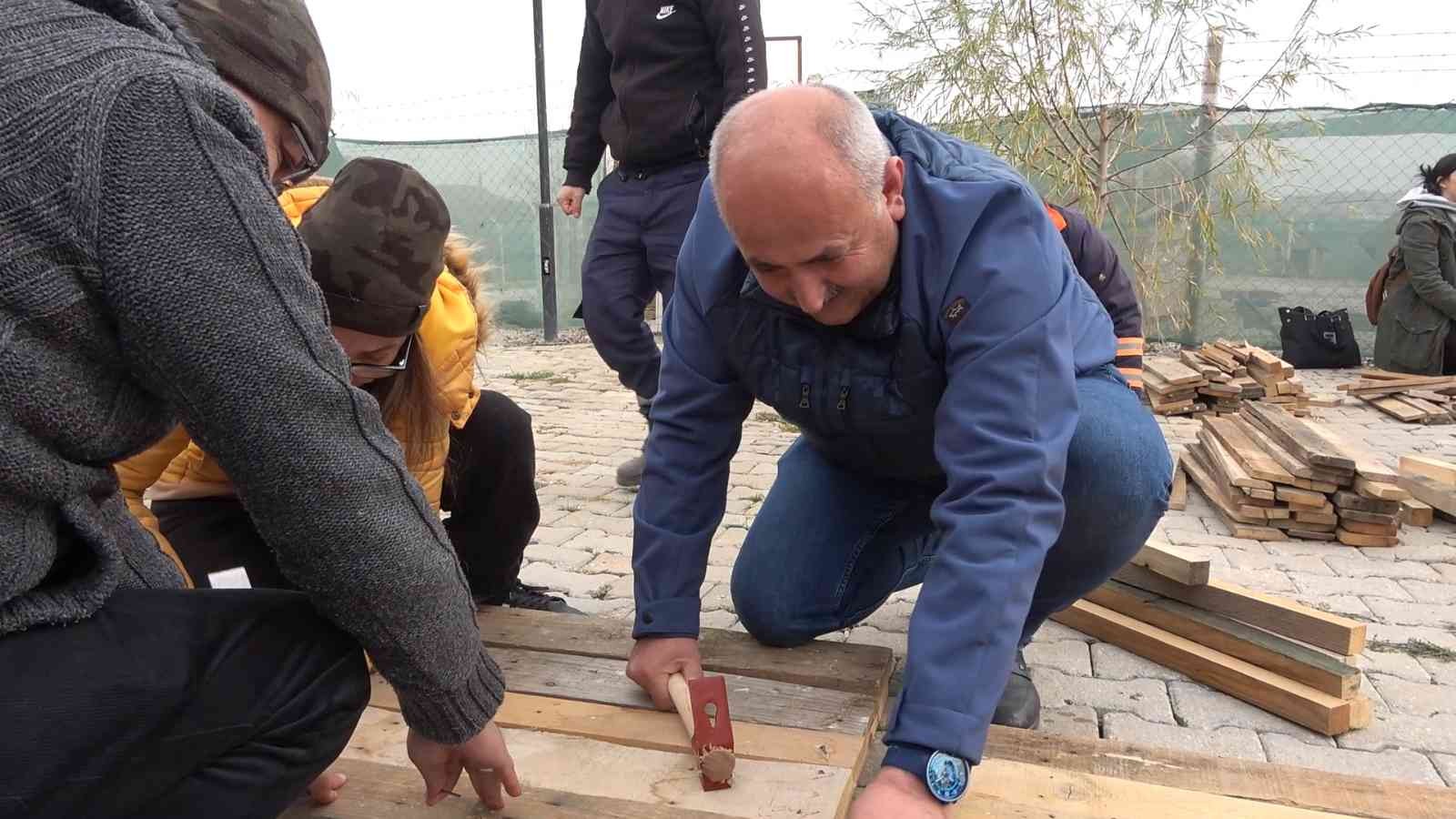 Gönüllü vatandaşlar sokak hayvanları için yuva yaptı