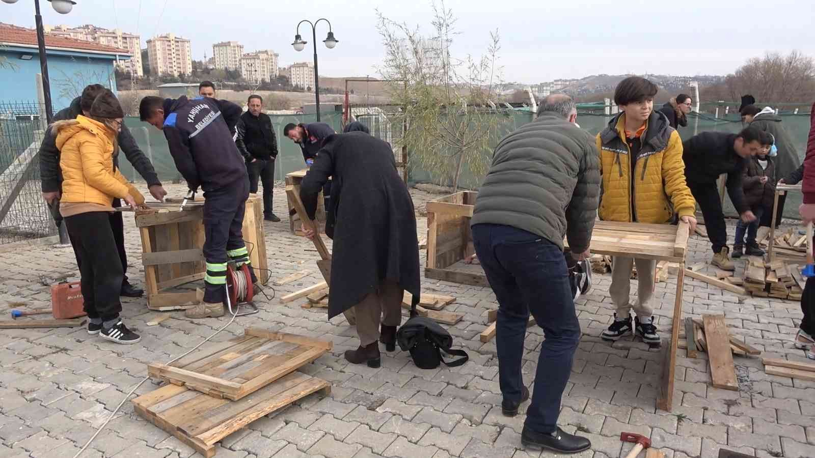 Gönüllü vatandaşlar sokak hayvanları için yuva yaptı