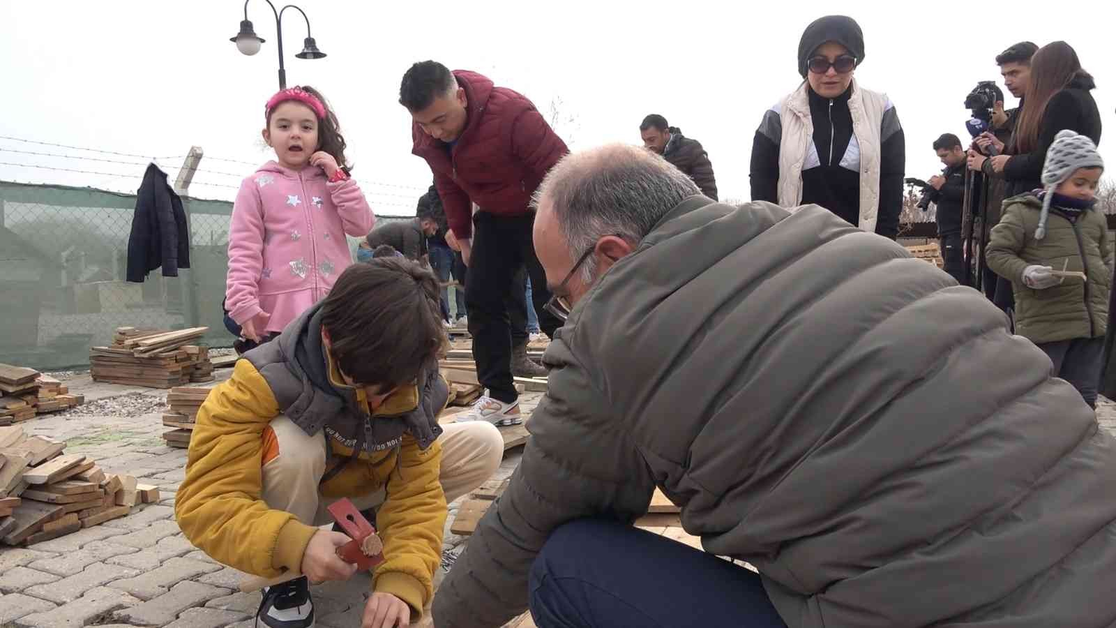 Gönüllü vatandaşlar sokak hayvanları için yuva yaptı