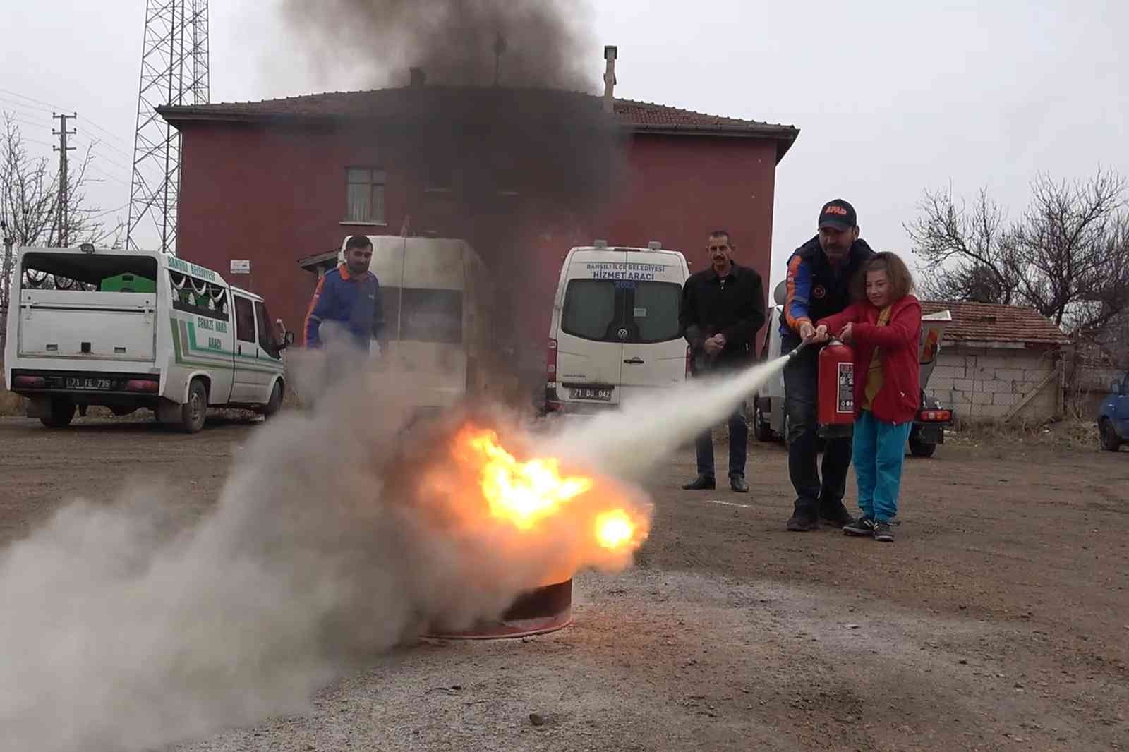 AFAD görevlileri, vatandaşları ’afet’ olaylarına karşı bilinçlendiriyor