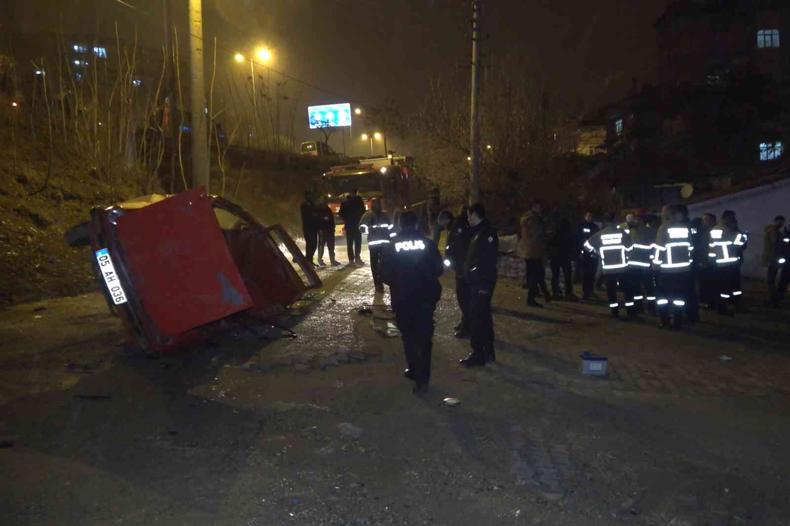 Takla atan otomobil alt sokaktaki aracın üstüne düştü, sürücü ağır yaralandı