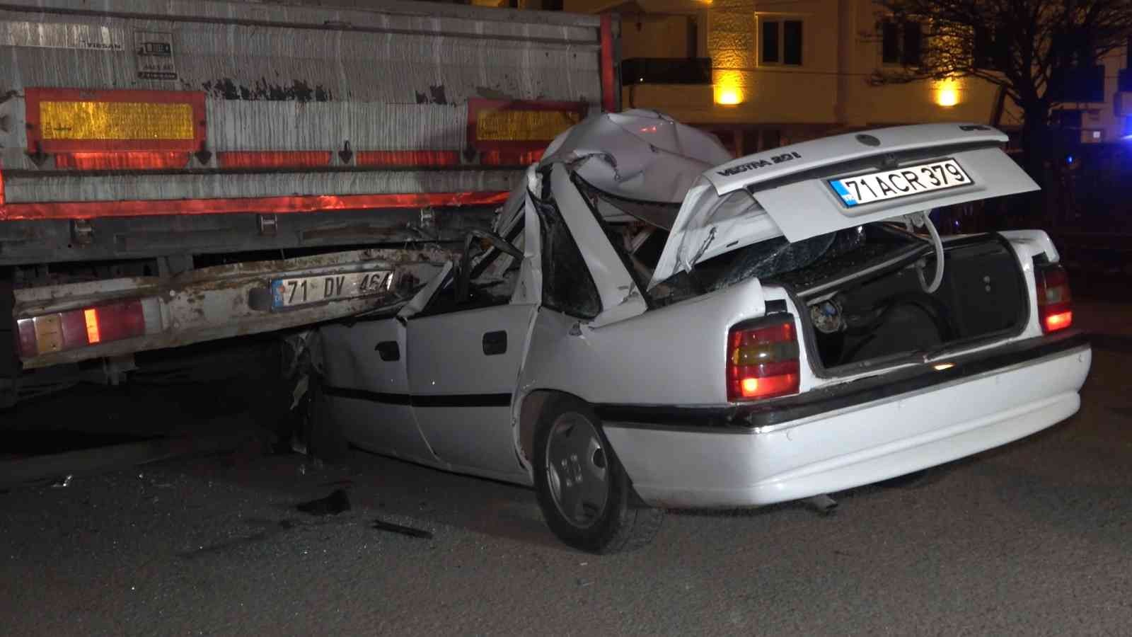 Otomobil, park halindeki tıra ok gibi saplandı: Sürücü hayatını kaybetti