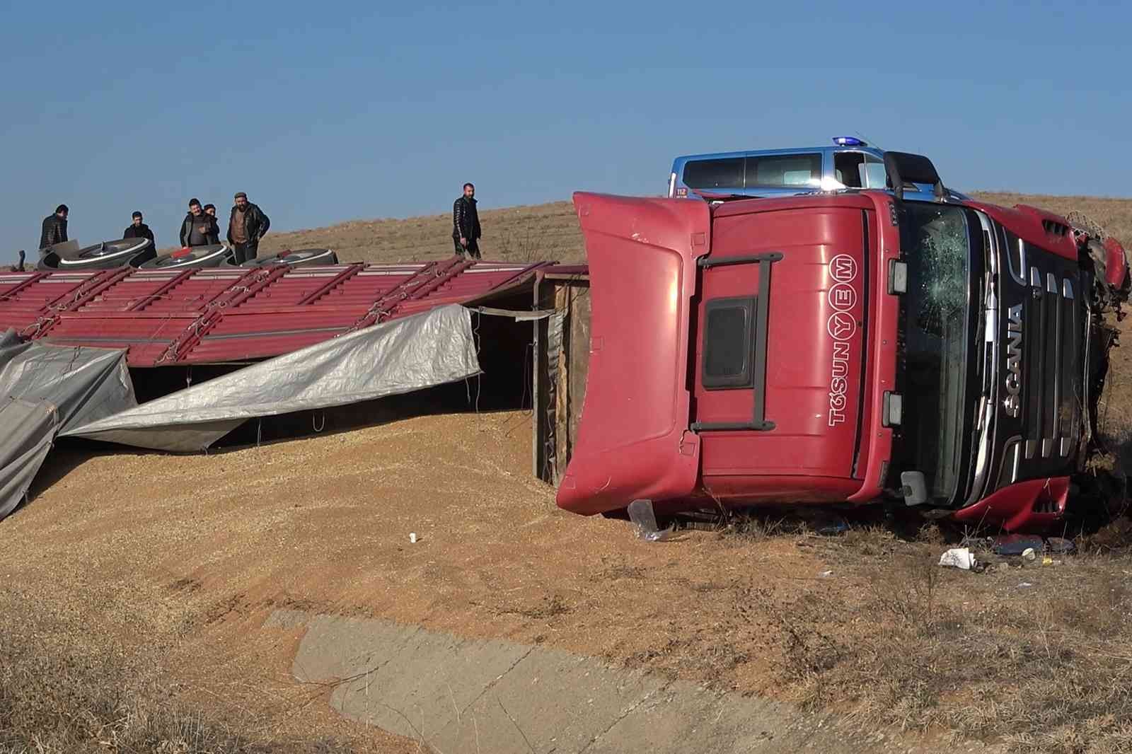 TIR DEVRİLDİ, TONLARCA BUĞDAY ETRAFA SAÇILDI:1 YARALI