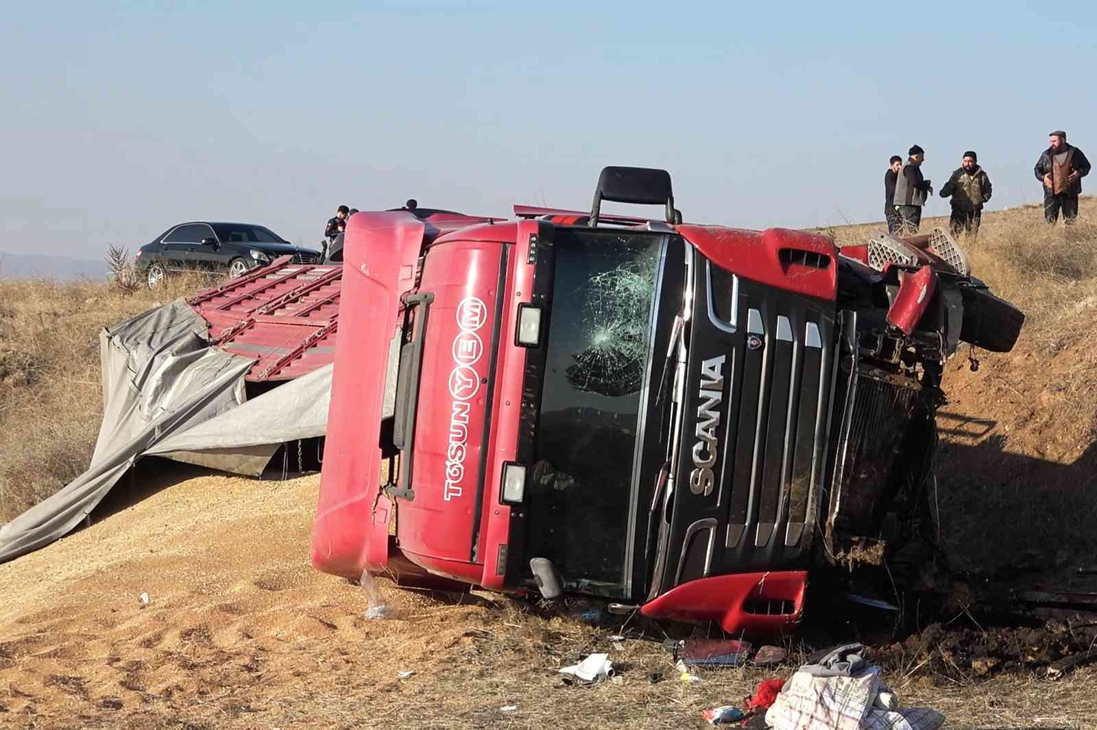 TIR DEVRİLDİ, TONLARCA BUĞDAY ETRAFA SAÇILDI:1 YARALI