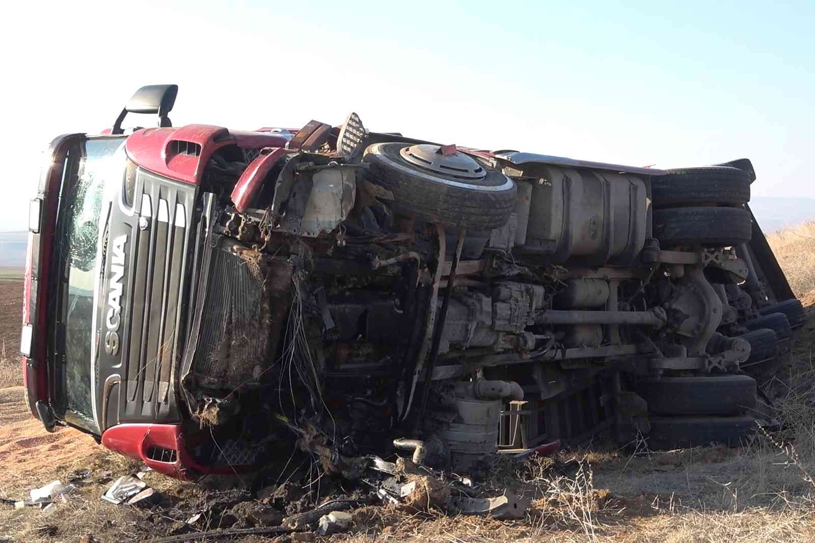 TIR DEVRİLDİ, TONLARCA BUĞDAY ETRAFA SAÇILDI:1 YARALI