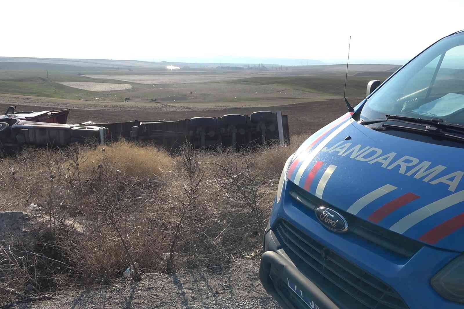 TIR DEVRİLDİ, TONLARCA BUĞDAY ETRAFA SAÇILDI:1 YARALI