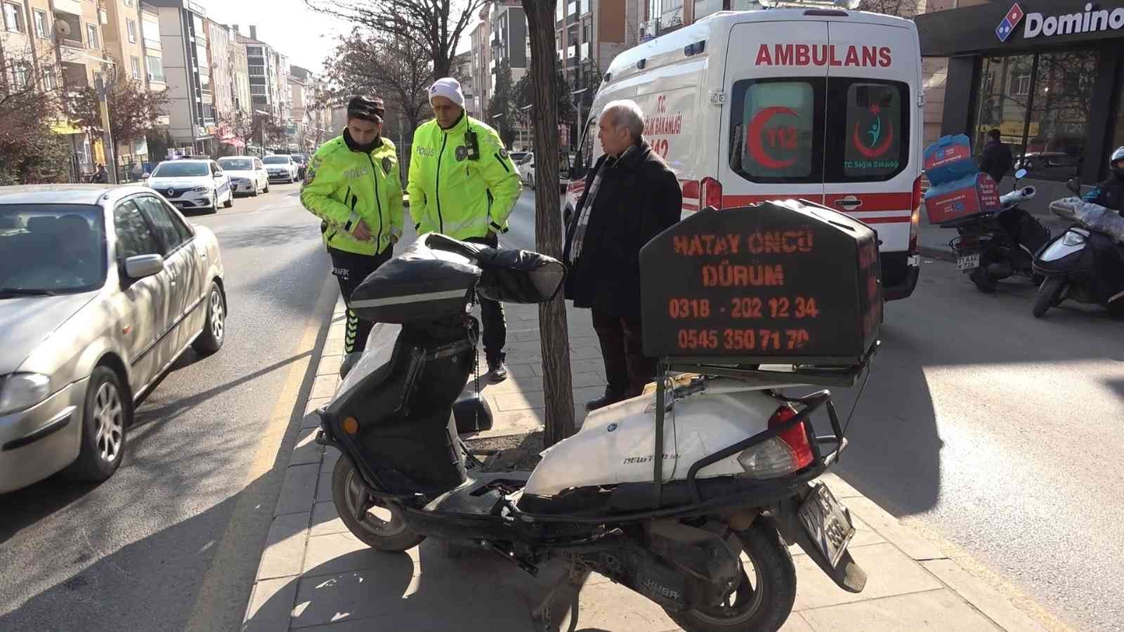 Yan yatan motosikletten yola savrulan kurye yaralandı