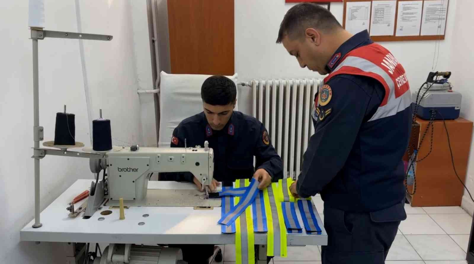 Jandarma sokak köpeklerine gece görünmeleri için elleriyle reflektif şerit dikti