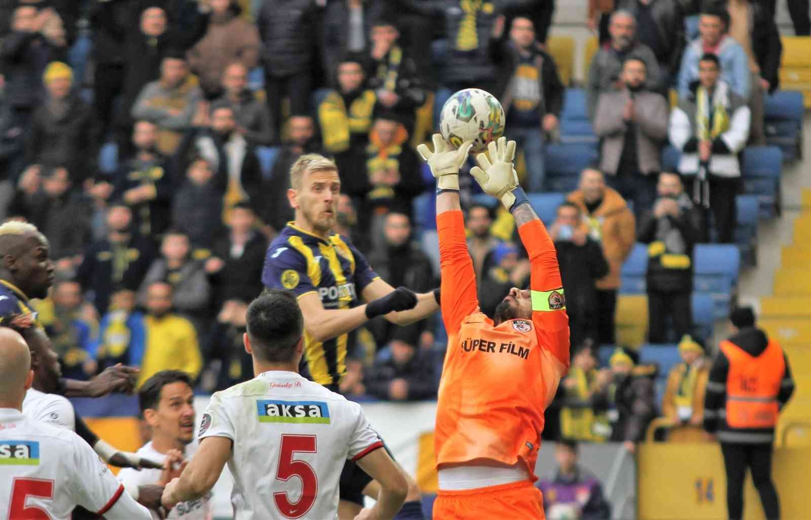 Spor Toto Süper Lig: MKE Ankaragücü: 0 - Gaziantep FK: 0 (İlk yarı)