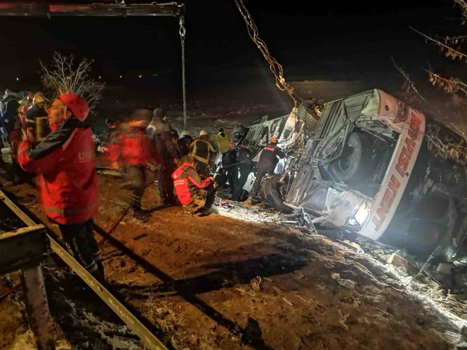 Kayseride yolcu otobüsü şarampole devrildi: 4 ölü, 24 yaralı