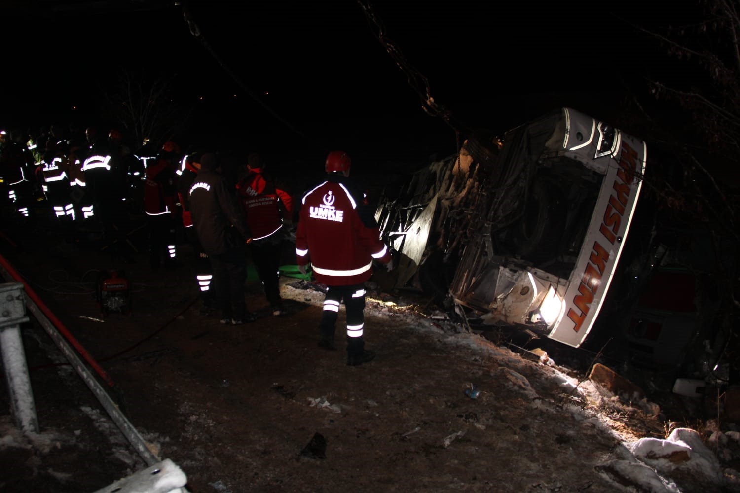 Kayseride yolcu otobüsü şarampole devrildi: 4 ölü, 24 yaralı