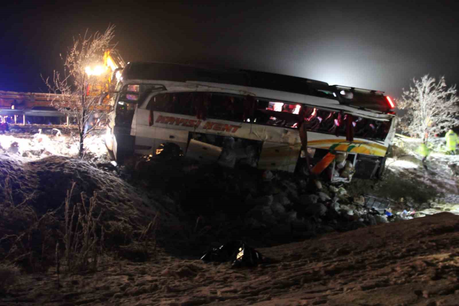 Kayseride yolcu otobüsü şarampole devrildi: 4 ölü, 24 yaralı