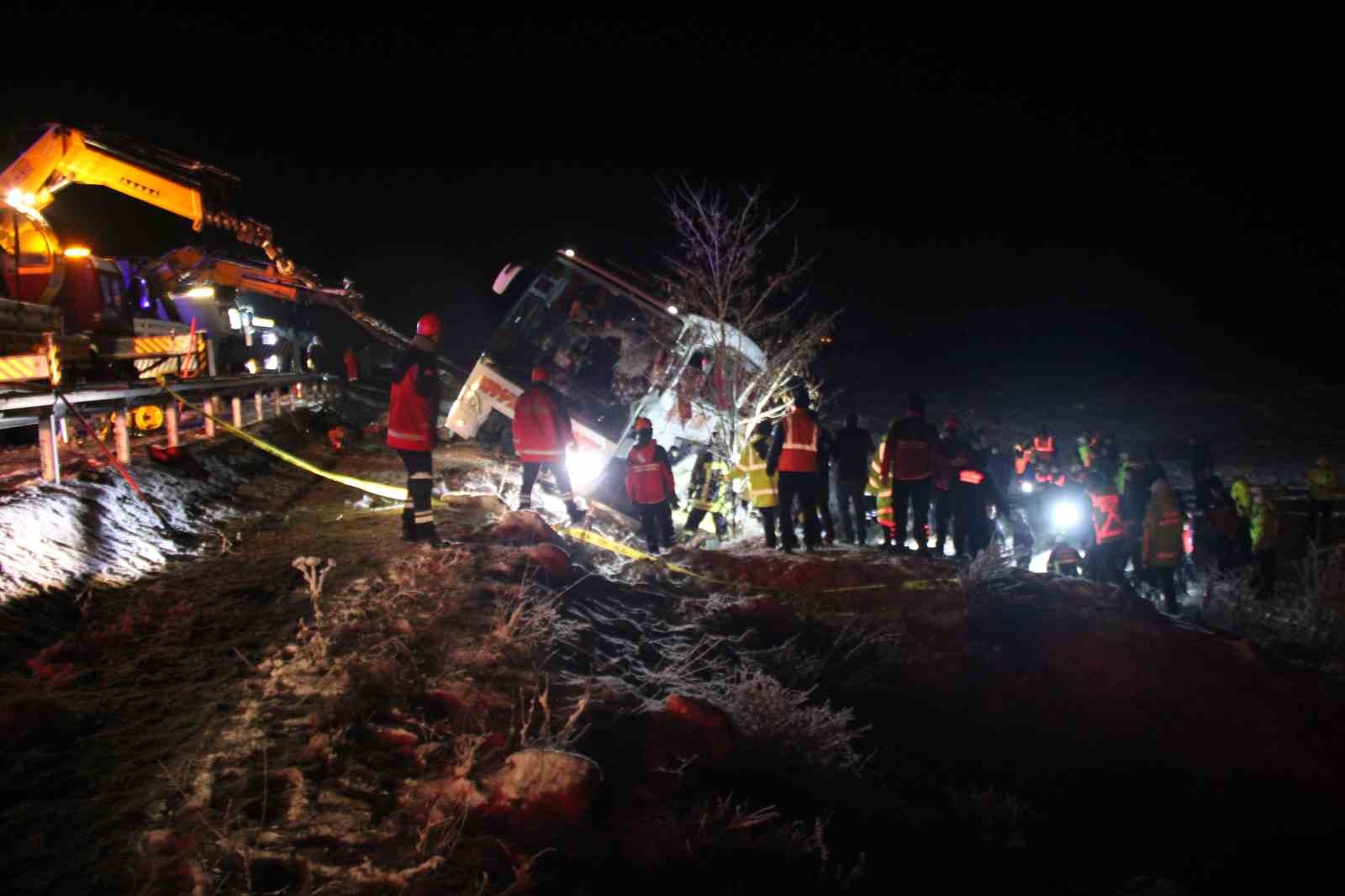 Kayseride yolcu otobüsü şarampole devrildi: 4 ölü, 24 yaralı