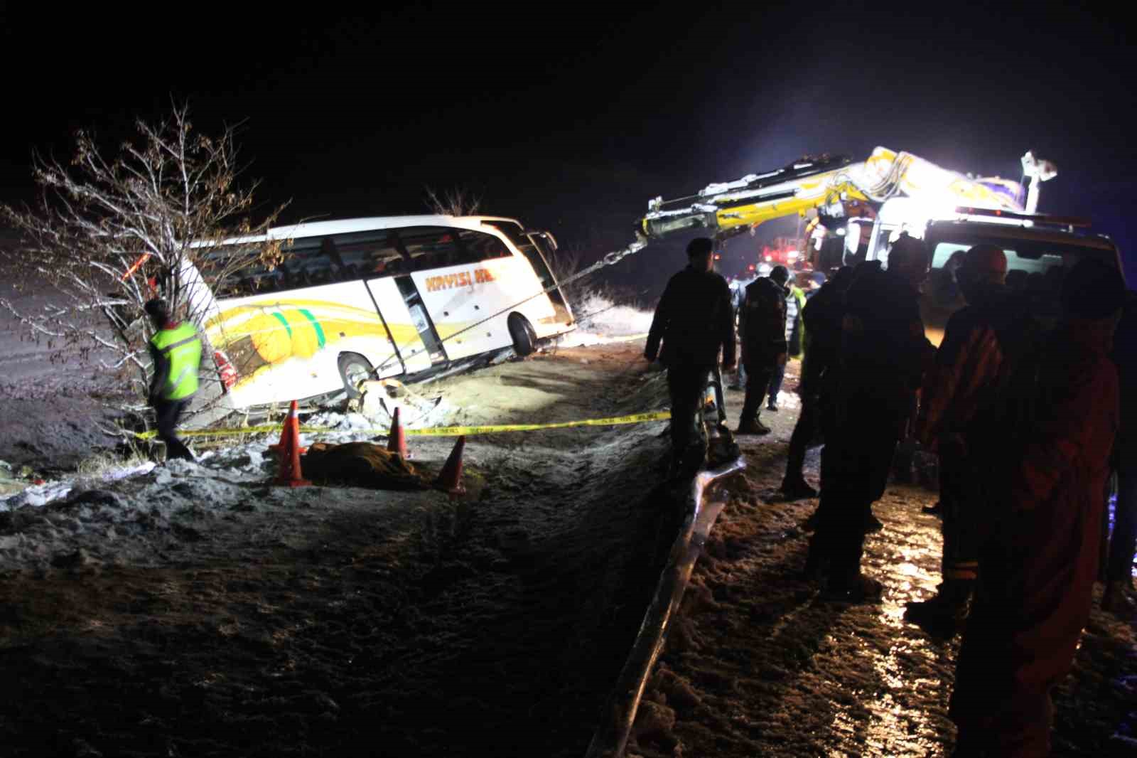 Kayseride yolcu otobüsü şarampole devrildi: 4 ölü, 24 yaralı