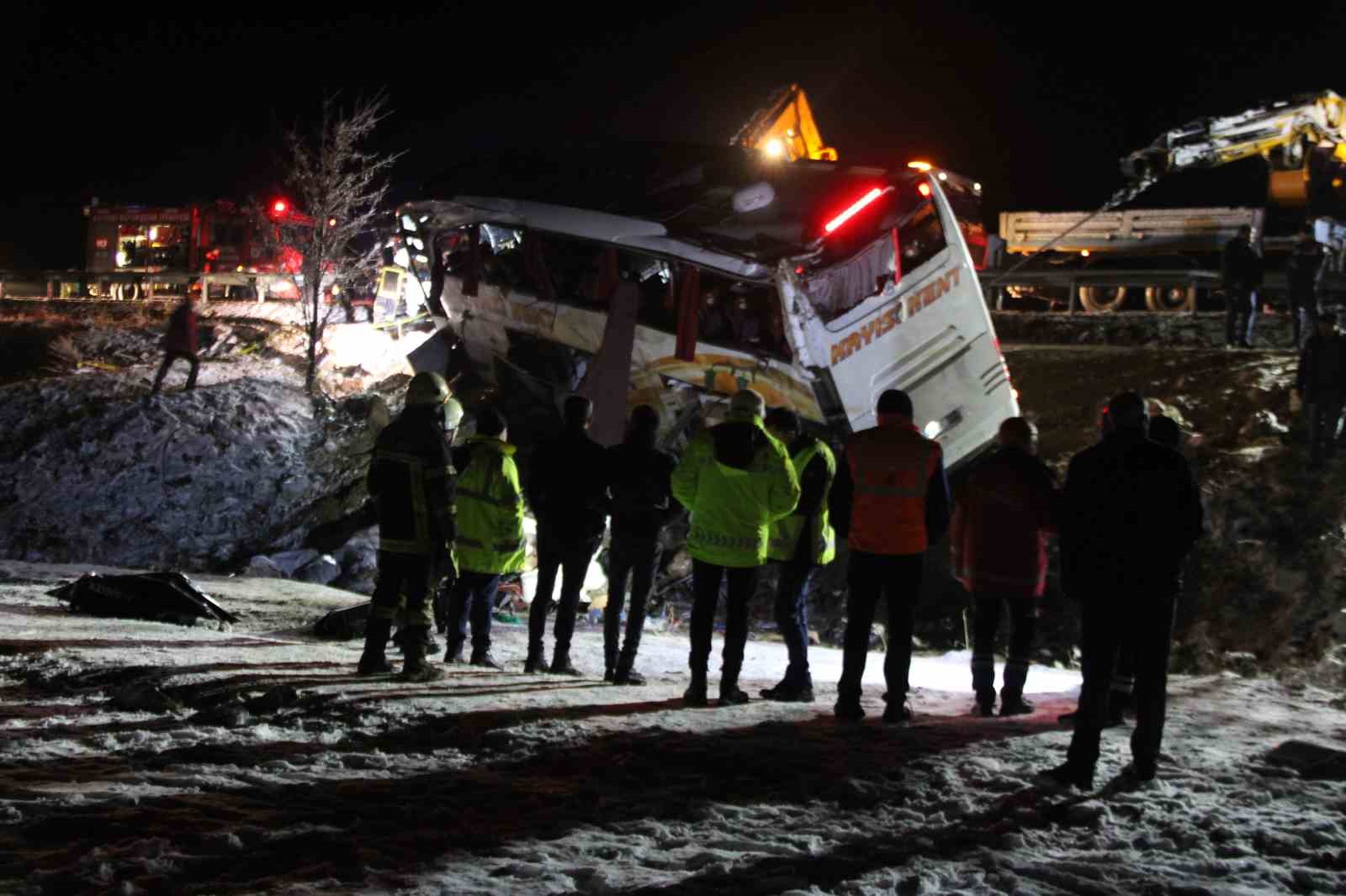 Kayseride yolcu otobüsü şarampole devrildi: 4 ölü, 24 yaralı