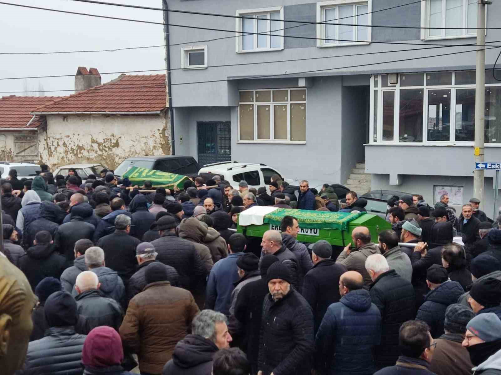 86 yaşındaki emekli askerin öldürdüğü eşi ve oğlu birlikte toprağa verildi