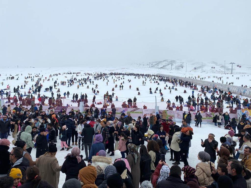 Erciyes’te kar bereketi: Binlerce turist pistleri doldurdu