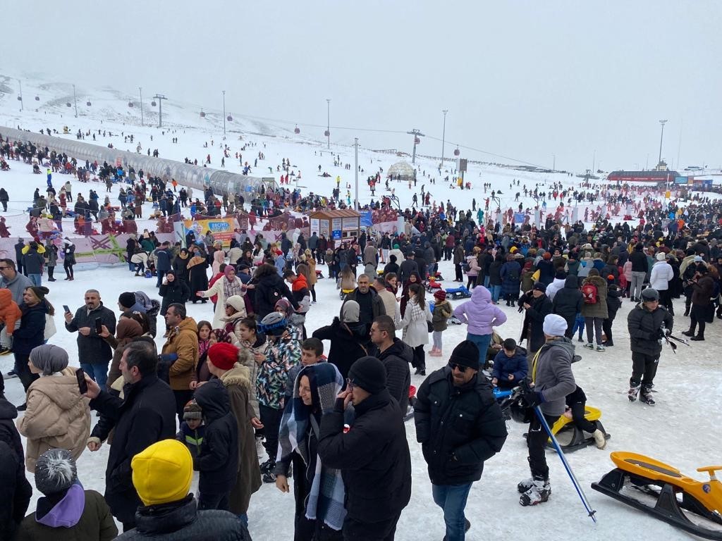 Erciyes’te kar bereketi: Binlerce turist pistleri doldurdu