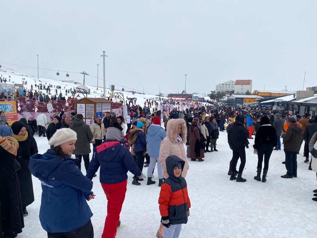 Erciyes’te kar bereketi: Binlerce turist pistleri doldurdu