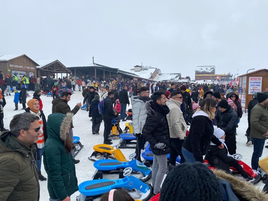 Erciyes’te kar bereketi: Binlerce turist pistleri doldurdu