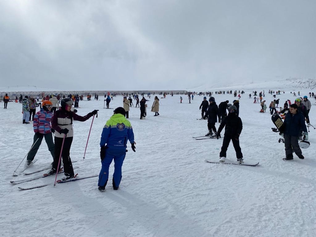 Erciyes’te kar bereketi: Binlerce turist pistleri doldurdu