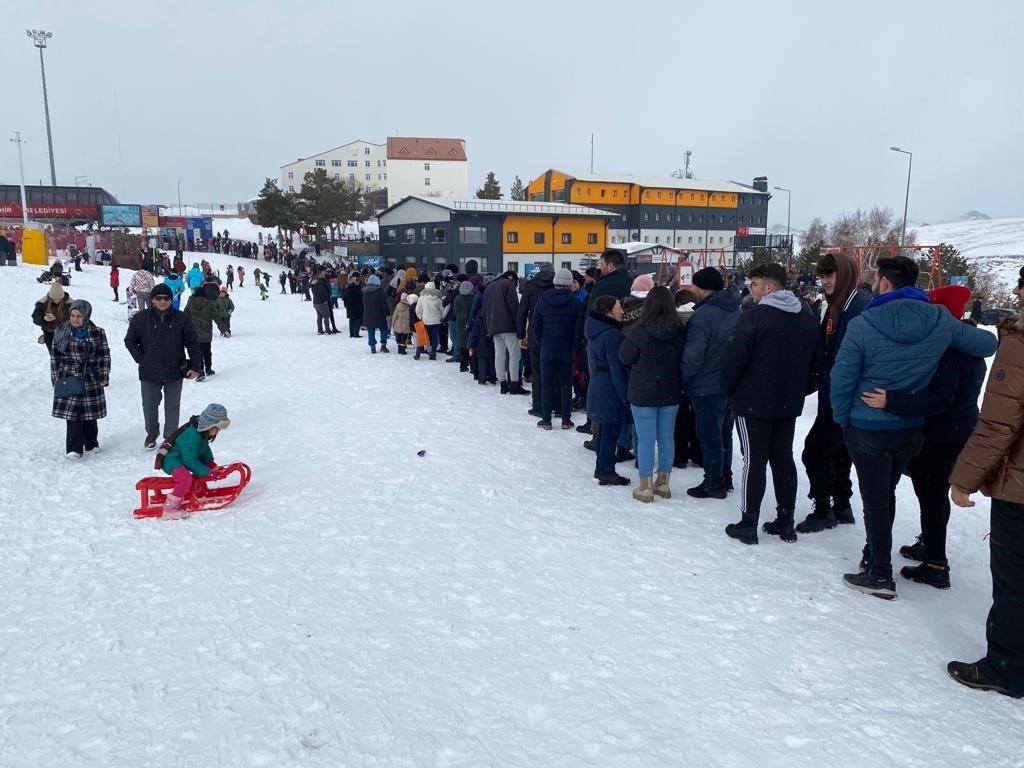 Erciyes’te kar bereketi: Binlerce turist pistleri doldurdu