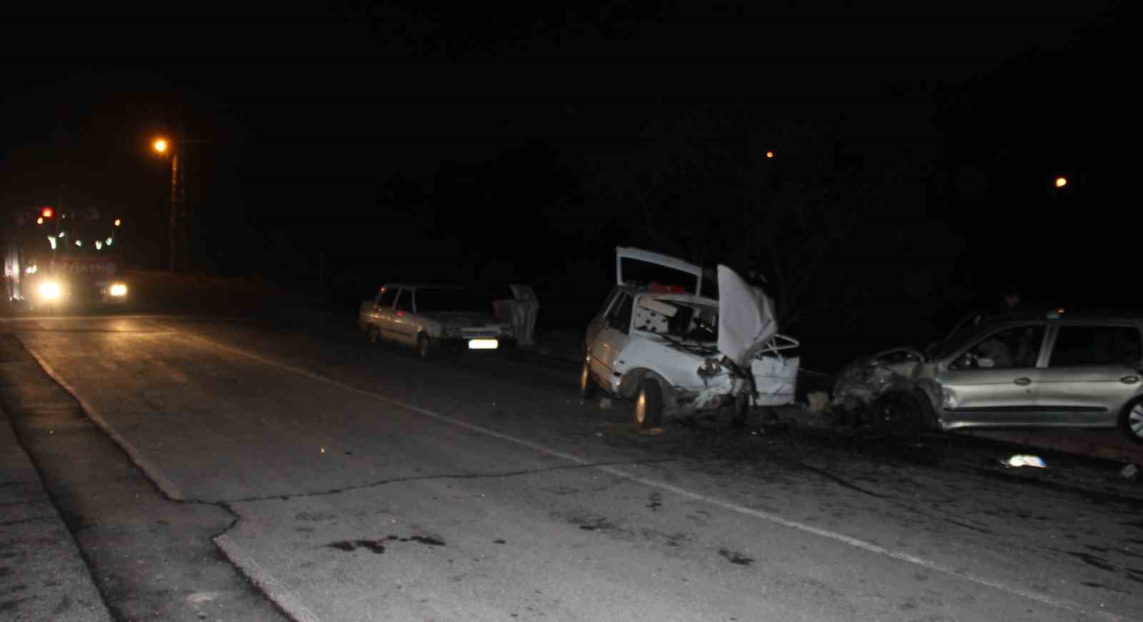 Otomobiller kafa kafaya çarpıştı: 5 yaralı