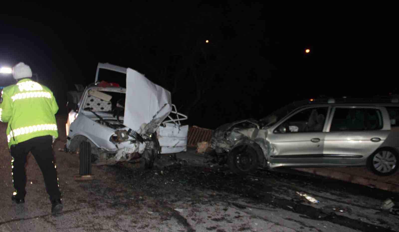 Otomobiller kafa kafaya çarpıştı: 5 yaralı