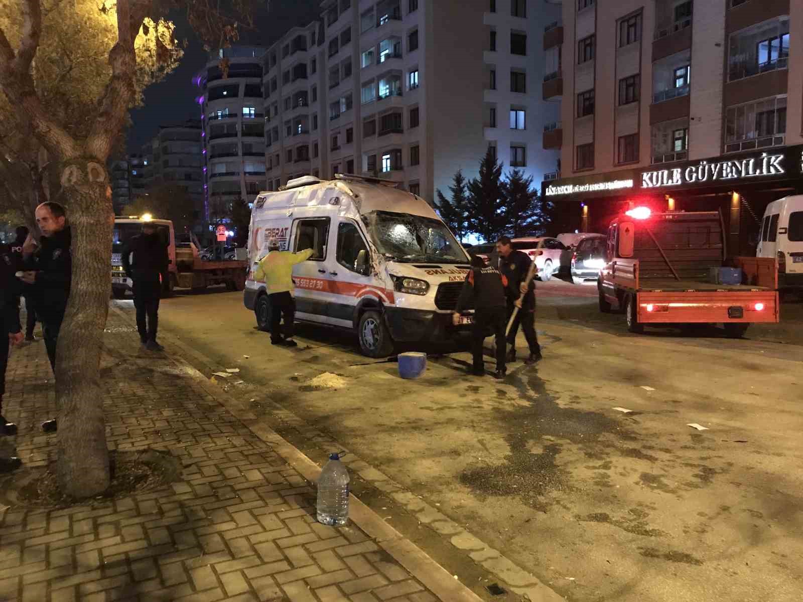 Ambulans ile otomobil çarpıştı: 3’ü sağlık görevlisi 4 yaralı