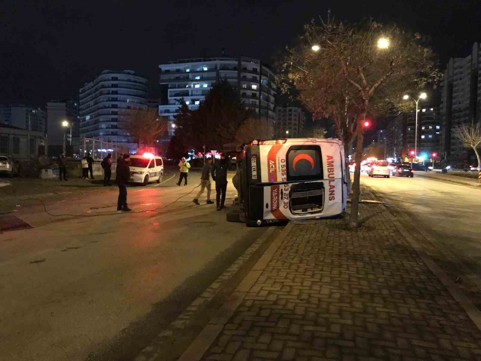 Ambulans ile otomobil çarpıştı: 3’ü sağlık görevlisi 4 yaralı