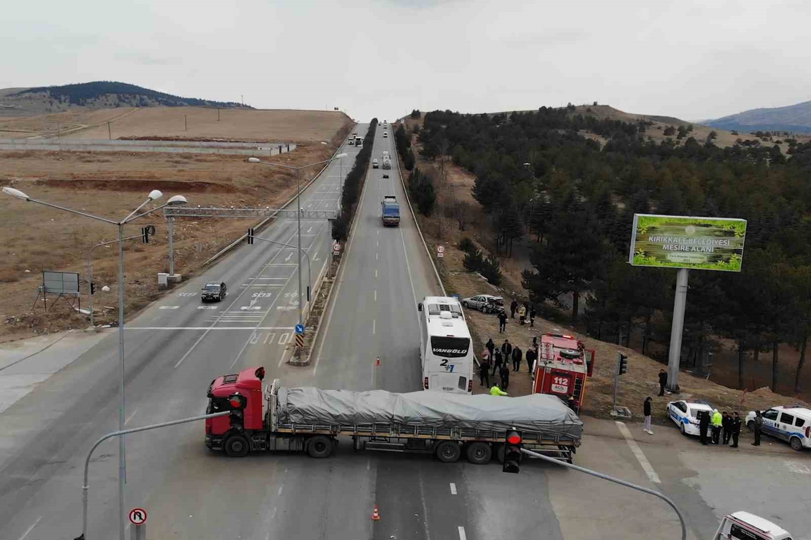 Otobüsün çarptığı otomobil hurdaya döndü: 3 yaralı