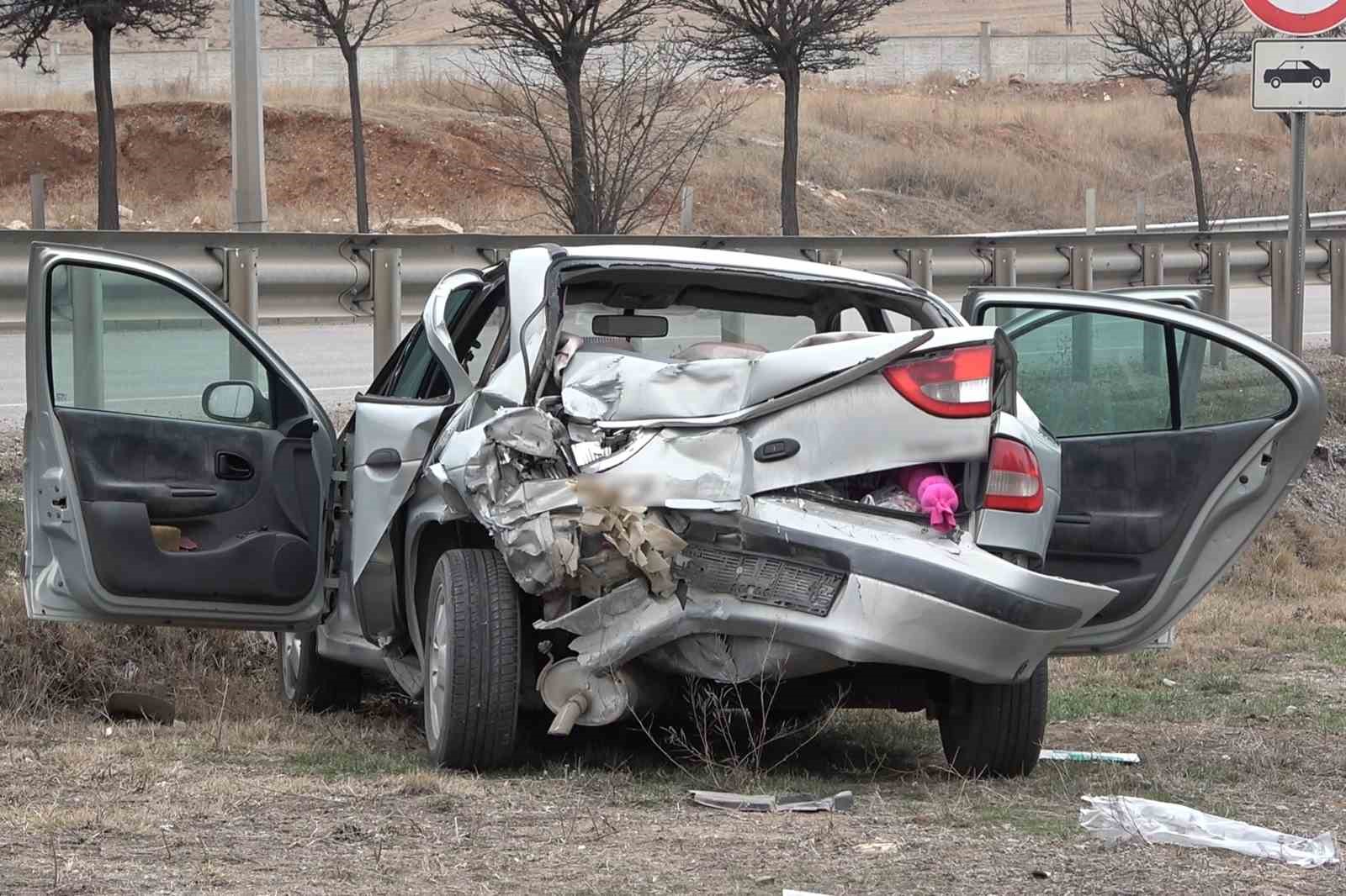 Otobüsün çarptığı otomobil hurdaya döndü: 3 yaralı