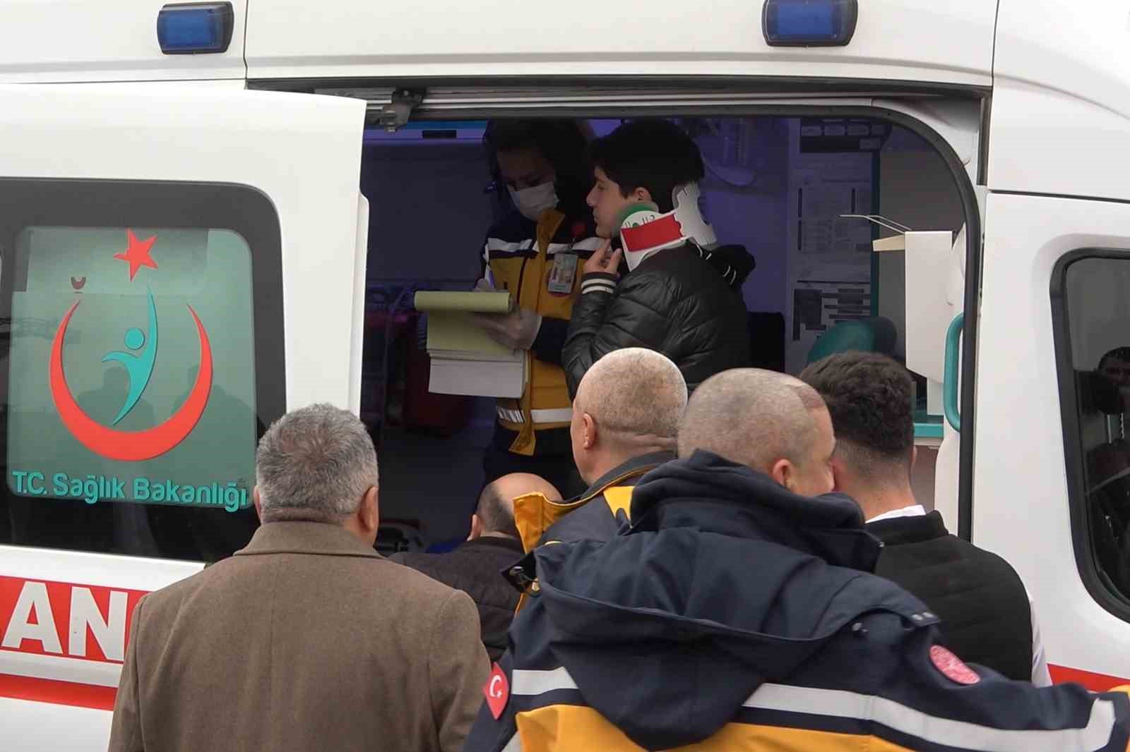 Otobüsün çarptığı otomobil hurdaya döndü: 3 yaralı