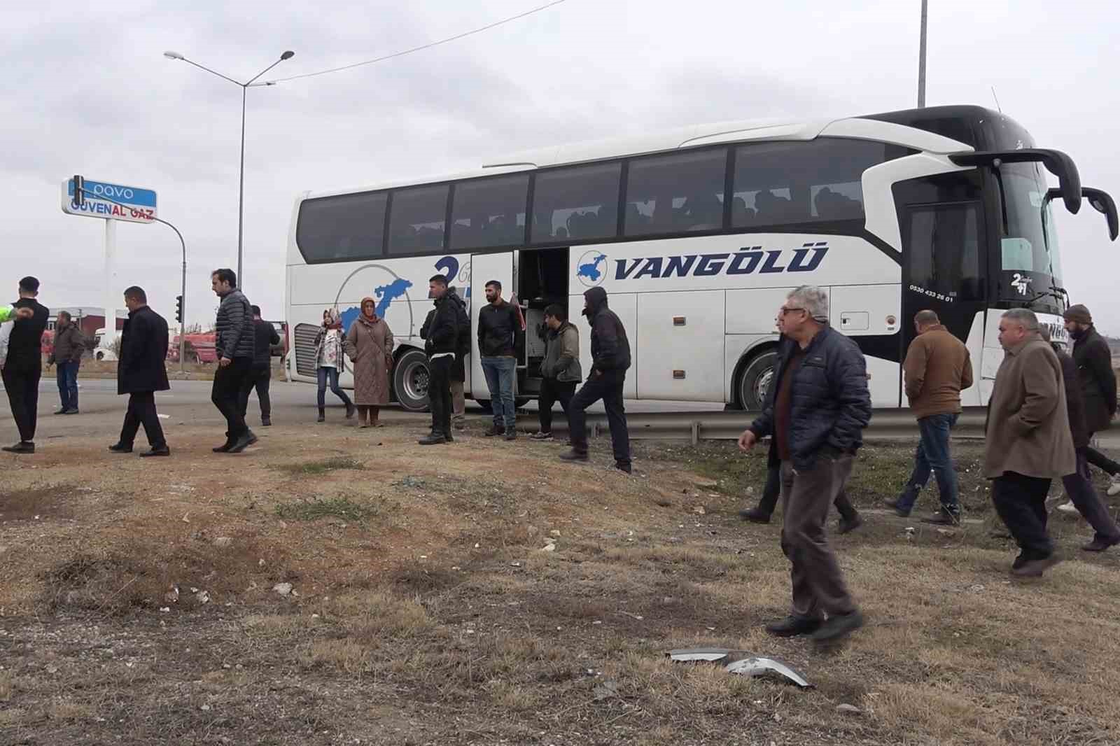 Otobüsün çarptığı otomobil hurdaya döndü: 3 yaralı