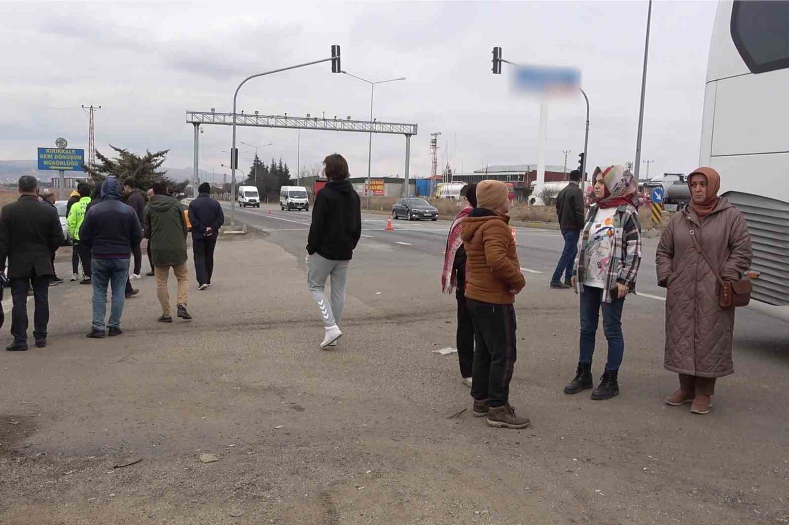 Otobüsün çarptığı otomobil hurdaya döndü: 3 yaralı