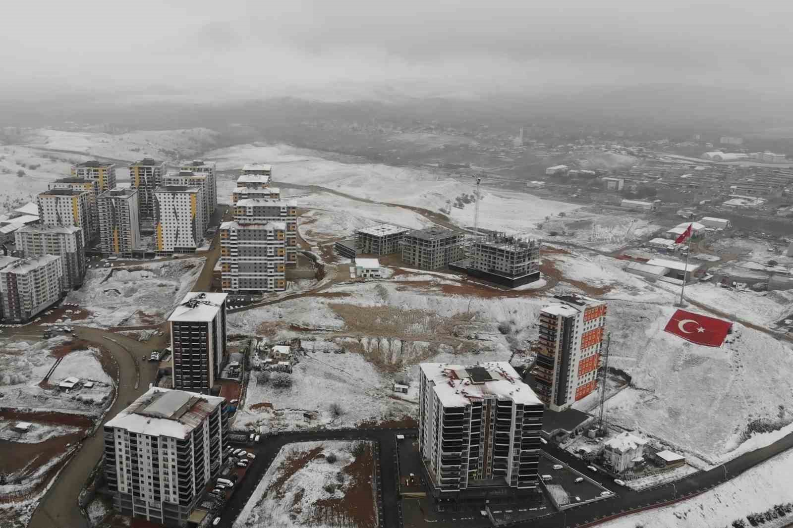 Uzun süredir kuraklık yaşanıyordu, 43 ilin geçiş güzergahına kar yağdı