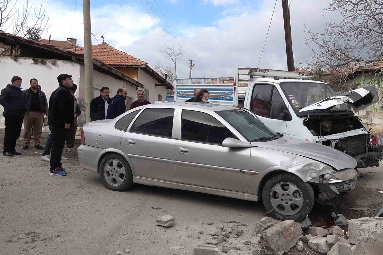 Kamyonetindeki hasarı gören öfkeli sürücüden şaşırtan istek: "Yakınlarını çağırın paramı versin"