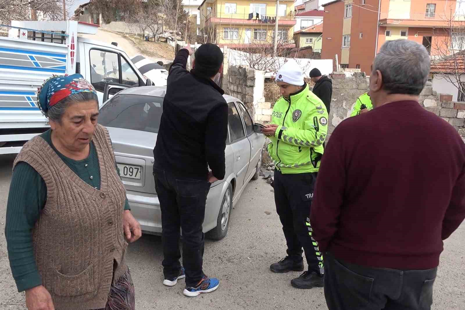 Kamyonetindeki hasarı gören öfkeli sürücüden şaşırtan istek: "Yakınlarını çağırın paramı versin"