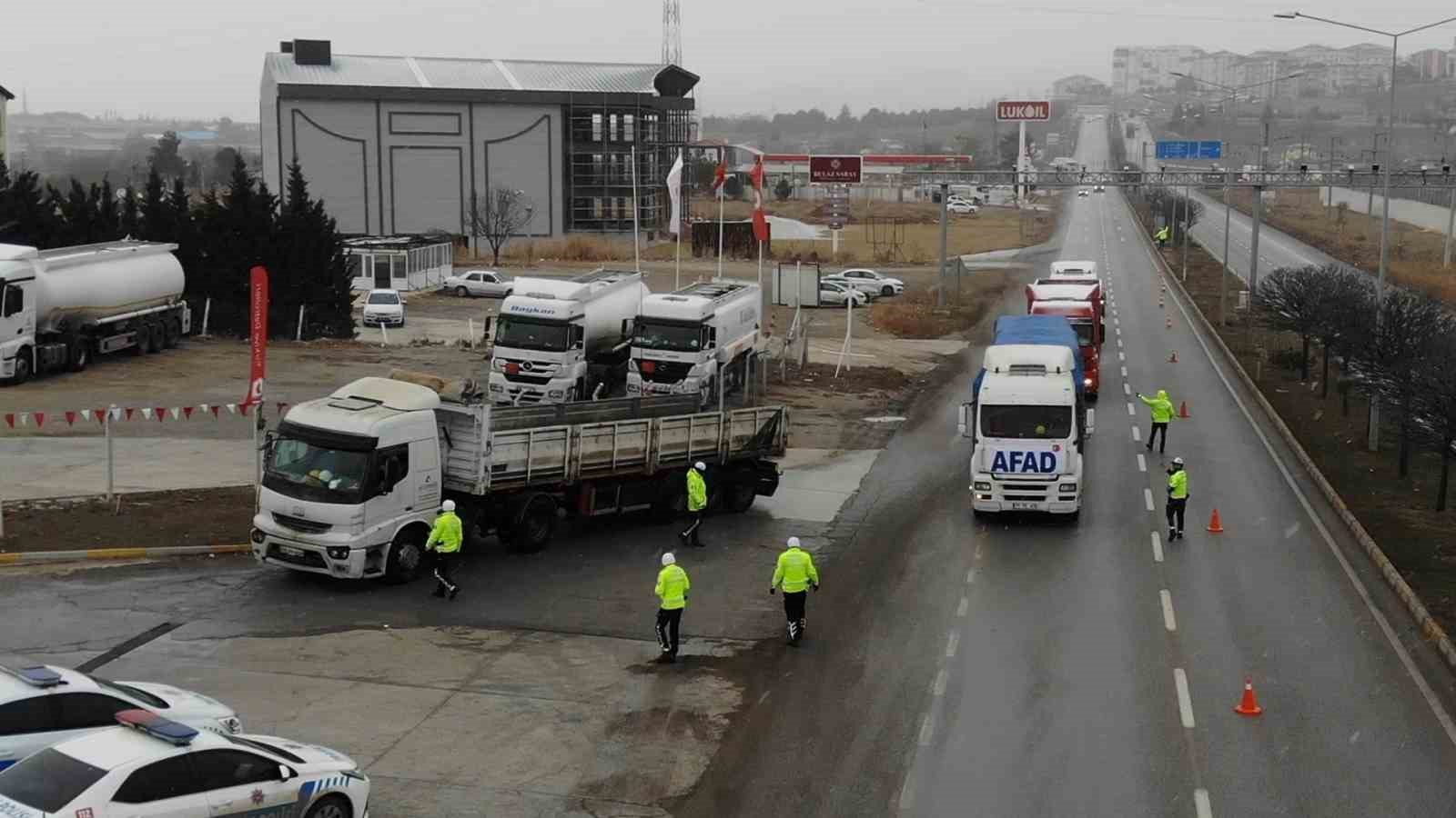 43 ilin geçiş güzergahında kar alarmı: AFAD yardım tırlarının dışındaki ağır tonajlı araçlar bekletildi